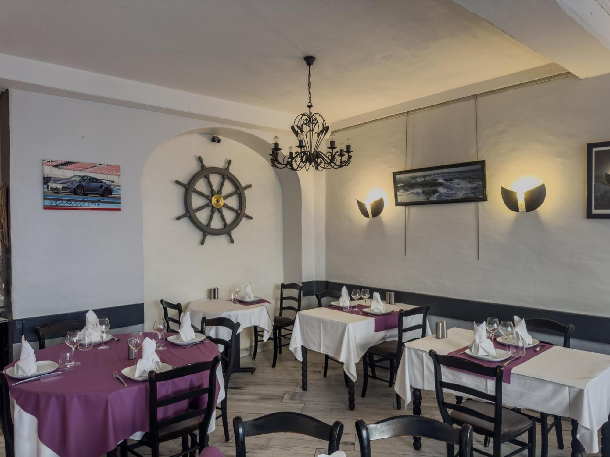 Logis Hotel Les Chardons Bleus Restaurant Le Bistrot De La Mer Roscoff Exterior photo
