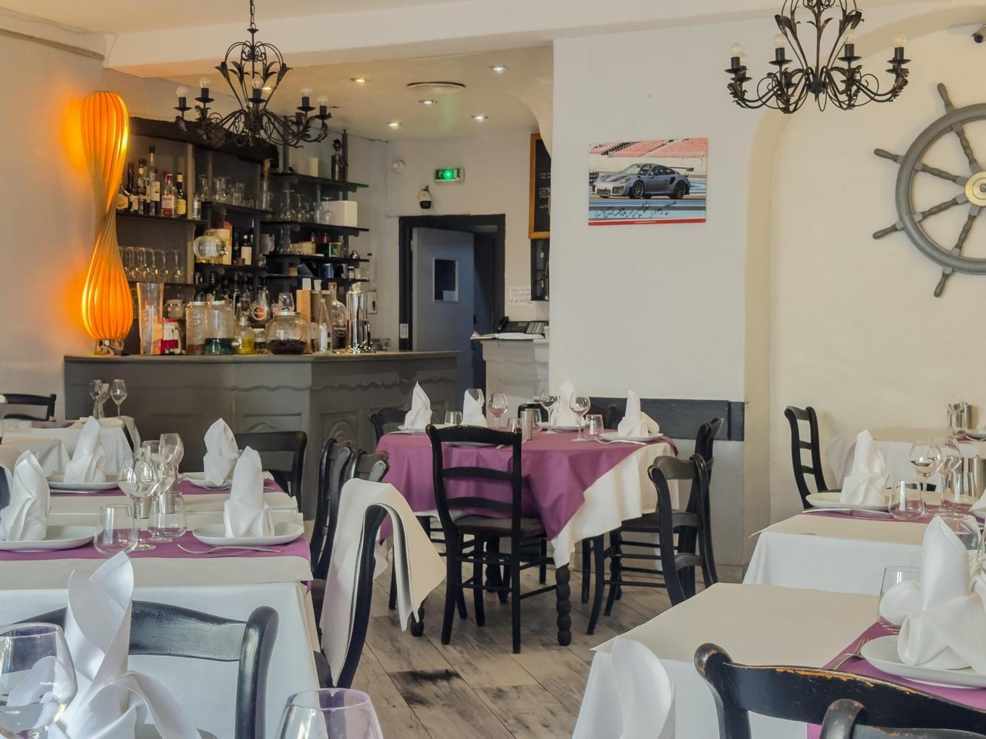Logis Hotel Les Chardons Bleus Restaurant Le Bistrot De La Mer Roscoff Exterior photo