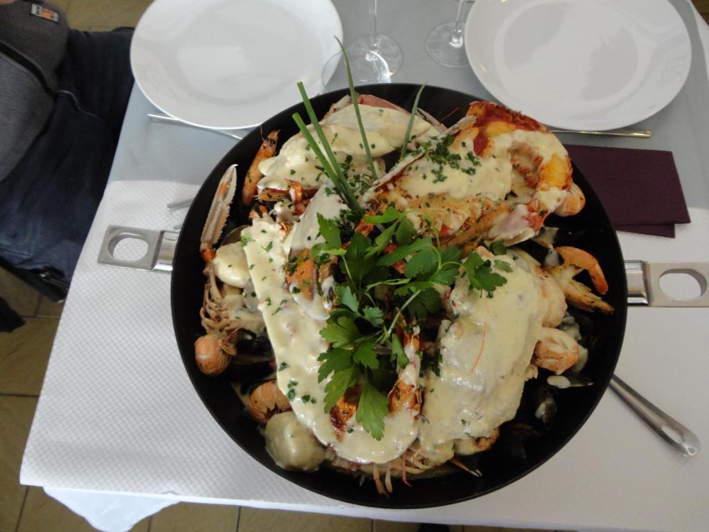 Logis Hotel Les Chardons Bleus Restaurant Le Bistrot De La Mer Roscoff Exterior photo