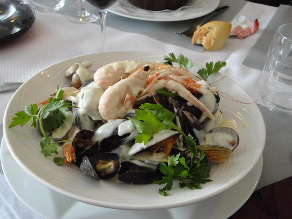 Logis Hotel Les Chardons Bleus Restaurant Le Bistrot De La Mer Roscoff Exterior photo