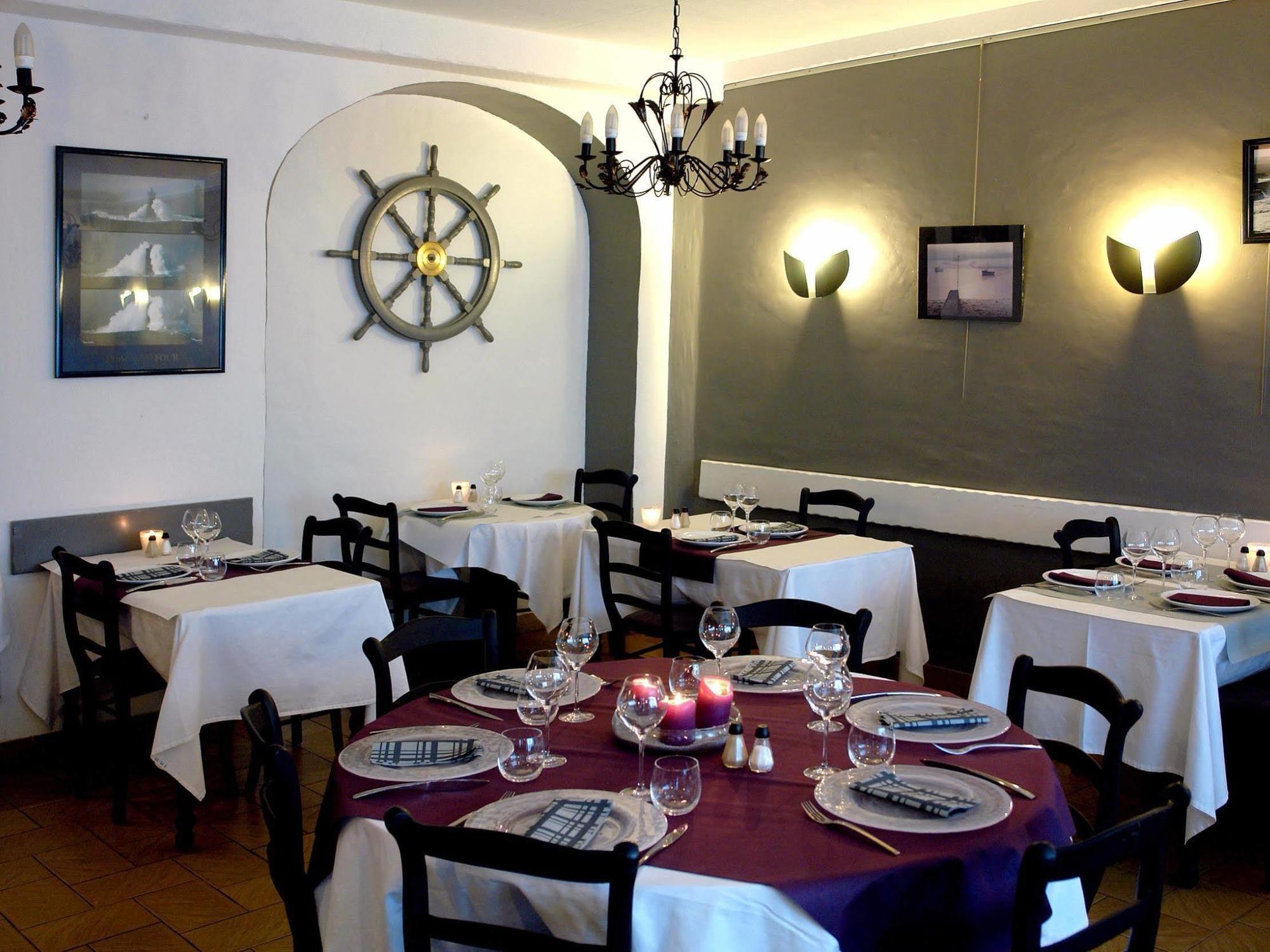 Logis Hotel Les Chardons Bleus Restaurant Le Bistrot De La Mer Roscoff Exterior photo